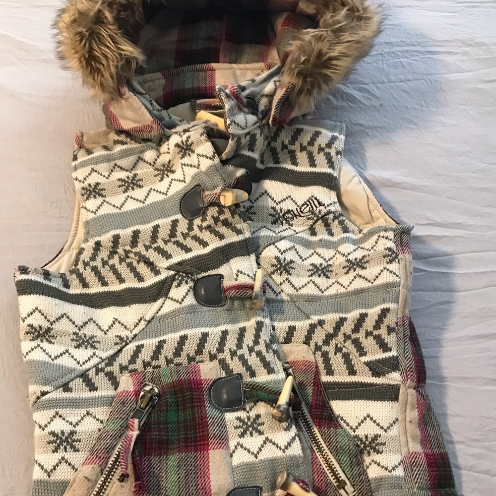 Warm Oniel vest. Hood is removable. Fur can also be removed.